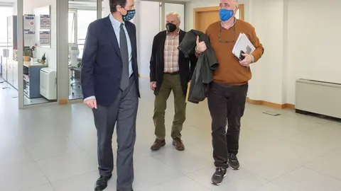 El consejero de Obras P&uacute;blicas, Ordenaci&oacute;n del Territorio y Urbanismo, Jos&eacute; Luis Gochicoa, se re&uacute;ne con el alcalde de Riotuerto, Alfredo Madrazo