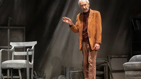 Archivo - El actor Jos&eacute; Sacrist&aacute;n, durante el ensayo de la obra de teatro 'Se&ntilde;ora de rojo sobre fondo gris'. En Tomares (Sevilla)