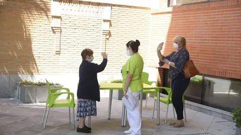 Archivo - Una residente se despide de una familiar durante una visita en la Residencia Centro Casaverde Navalcarnero.