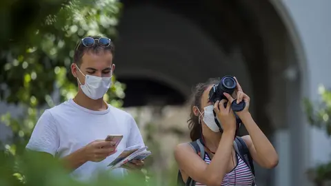 Archivo - Una pareja de turistas en la Avd. de la Constituci&oacute;n. En Sevilla.