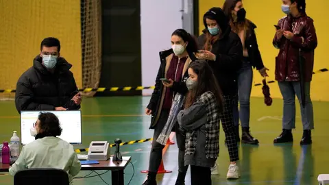 Dispositivo donde realizan tests de ant&iacute;genos a estudiantes universitarios de la Universidad de Santiago