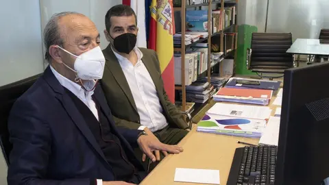 El consejero de Turismo de Cantabria, Javier L&oacute;pez Marcano, y el director de la Fundaci&oacute;n Camino Lebaniego, Manuel Bah&iacute;llo, en la presentaci&oacute;n del Plan Nacional Xacobeo 2021-2022