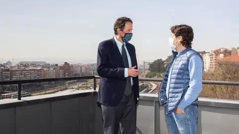 El Consejero De Obras P&uacute;blicas, Ordenaci&oacute;n Del Territorio Y Urbanismo, Jos&eacute; Luis Gochicoa, Se Re&uacute;ne Con El Campe&oacute;n Mundial De Ciclismo Oscar Freire