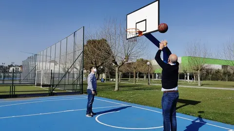 P&eacute;rez Manso y &Aacute;lvarez en la cancha de baloncesto