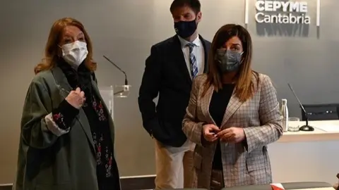 La vicesecretaria Sectorial del PP, Elvira Rodr&iacute;guez (izda), el presidente de CEOE-Cepyme Cantabria, Enrique Conde, y la presidenta del PP de Cantabria, Mar&iacute;a Jos&eacute; S&aacute;enz de Buruaga.