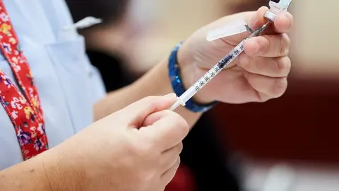 Una trabajadora sanitaria sostiene una jeringuilla con la segunda dosis de la vacuna de Pfizer-BioNTech contra la Covid-19.