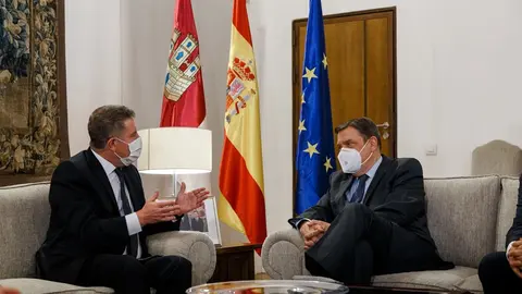 Emiliano Garc&iacute;a-Page y Luis Planas mantienen una reuni&oacute;n en el Palacio de Fuensalida, sede del Gobierno de Castilla-La Mancha