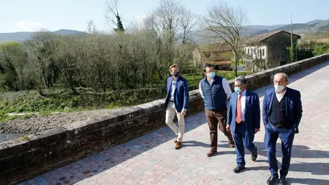 El presidente de Cantabria, Miguel &Aacute;ngel Revilla, y otras autoridades han inaugurado el nuevo espacio de ocio en el entorno del puente de Meca en Ucieda