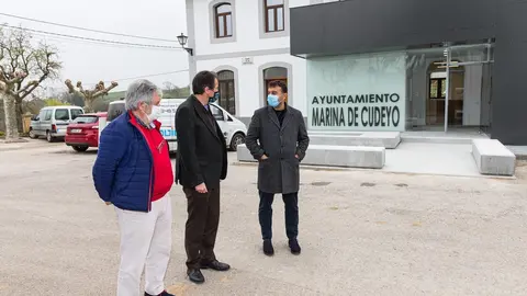 El consejero de Obras P&uacute;blicas, Jos&eacute; Luis Gochicoa, visita las obras de remodelaci&oacute;n que  lleva a cabo su departamento en el municipio.