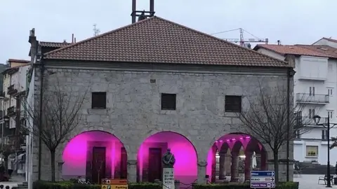 Ayuntamiento de Laredo iluminado en morado