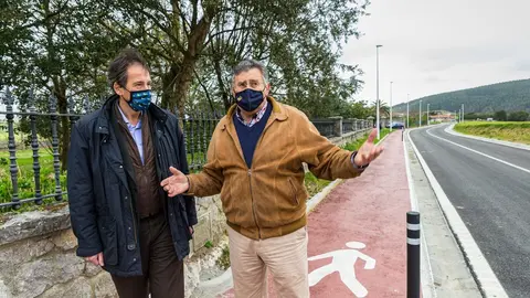 El consejero de Obras P&uacute;blicas, Jos&eacute; Luis Gochicoa, comprueba el resultado de los trabajos acometidos en el acceso a la playa de San Miguel en Galizano