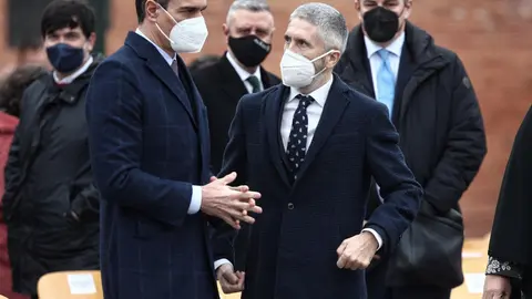 El presidente del Gobierno, Pedro S&aacute;nchez, y el ministro del Interior, Fernando Grande-Marlaska, durante el acto de destrucci&oacute;n de armas celebrado este jueves en dependencias de la Guardia Civil en Valdemoro (Madrid) 