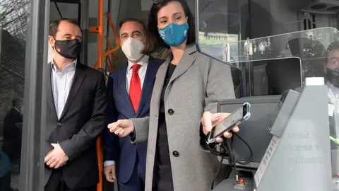 La alcaldesa, Gema Igual, en la presentaci&oacute;n del sistema de pago a trav&eacute;s de tarjeta sin contacto en el TUS