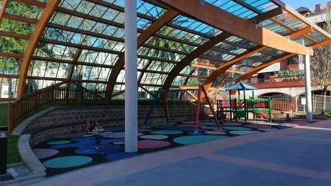 Suances estrena su primer parque infantil cubierto en la plaza de la Juventud