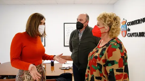 La consejera de Presidencia, Interior, Justicia y Acci&oacute;n Exterior, Paula Fern&aacute;ndez Via&ntilde;a, recibe a la nueva presidenta del Colegio de Enfermer&iacute;a de Cantabria, Mariluz Fern&aacute;ndez.