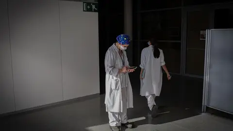 Archivo - Varias enfermeras vacuna a un profesional sanitario con la vacuna de Pfizer-BioNtech contra el COVID-19 en el Hospital de la Santa Creu i Sant Pau de Barcelona, Catalunya (Espa&ntilde;a), a 14 de enero de 2021.