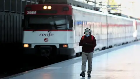 Archivo - Un hombre espera en un and&eacute;n de la estaci&oacute;n Pr&iacute;ncipe P&iacute;o de Cercan&iacute;as, en Madrid