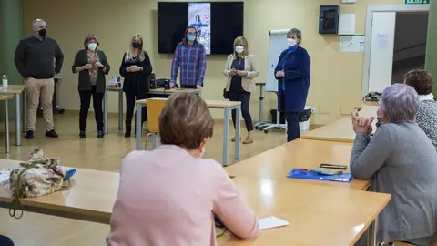La alcaldesa de Camargo, Esther Bolado, visita a los alumnos del curso sobre el uso del m&oacute;vil en la gesti&oacute;n de servicios sanitarios