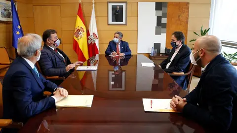 El presidente de Cantabria, Miguel &Aacute;ngel Revilla, y el consejero de Obras P&uacute;blicas, Jos&eacute; Luis Gochicoa, se re&uacute;nen con la Asociaci&oacute;n de Constructores de Cantabria.