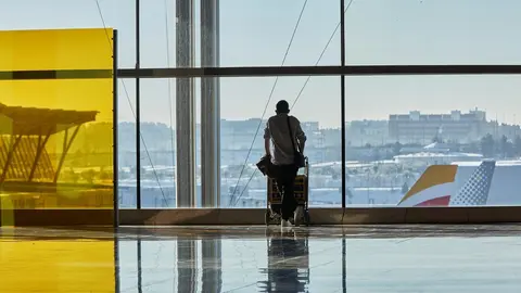 Archivo - Un pasajero camina por las instalaciones de la Terminal 4 del aeropuerto Madrid-Barajas Adolfo Su&aacute;rez, en Madrid (Espa&ntilde;a), a 12 de enero de 2021.  