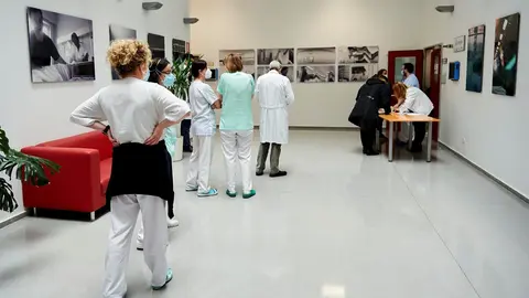 Dispositivo para la aplicaci&oacute;n de la segunda dosis de la vacuna de Pfizer-BioNTech contra la Covid-19 al personal sanitario del Hospital Universitario Marqu&eacute;s de Valdecilla