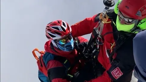 El Gobierno rescata a un esquiador en un canal de Camale&ntilde;o