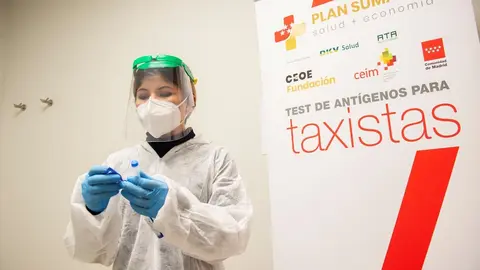 Una trabajadora sanitaria sostiene uno de los test de ant&iacute;genos realizados a taxistas de la Comunidad de Madrid, en Madrid, (Espa&ntilde;a), a 5 de marzo de 2021.