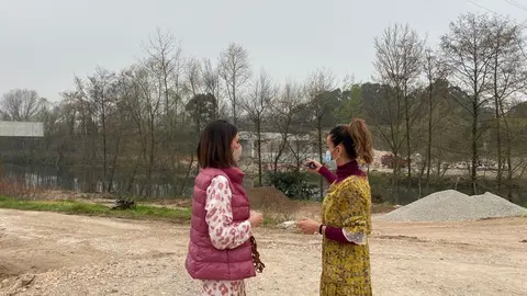 La portavoz del PP en Torrelavega, Marta Fern&aacute;ndez-Teijeiro, y la concejala Luc&iacute;a Montes visitan las obras de la pasarela sobre el Saja-Besaya