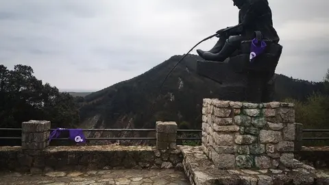 Monumento al Pescador con pa&ntilde;uelos morados por el 8M