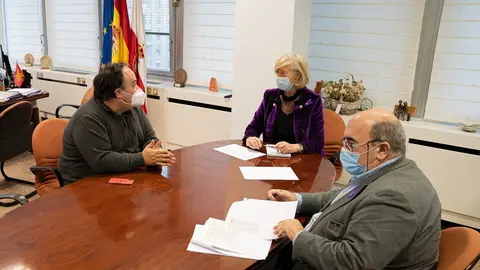 La Consejera De Educaci&oacute;n Y Formaci&oacute;n Profesional, Marina Lomb&oacute;, Se Re&uacute;ne Con El Alcalde De Casta&ntilde;eda, Santiago Mantec&oacute;n