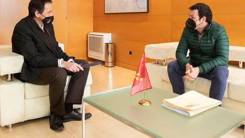 El Consejero De Obras P&uacute;blicas, Ordenaci&oacute;n Del Territorio Y Urbanismo, Jos&eacute; Luis Gochicoa, Se Re&uacute;ne Con El Alcalde De Valdeprado Del R&iacute;o, Jaime Soto.