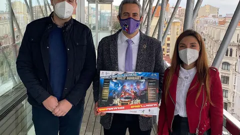 El vicepresidente y consejero de Universidades, Igualdad, Cultura y Deporte, Pablo Zuloaga, se re&uacute;ne con Sara Fern&aacute;ndez y Efr&eacute;n Llanera, pilotos de rally