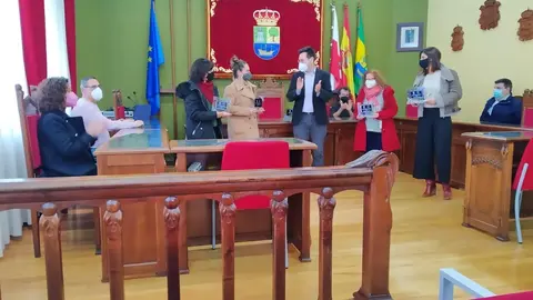 Colindres rinde homenaje a 68 mujeres que elaboraron 20.000 mascarillas durante el estado alarma