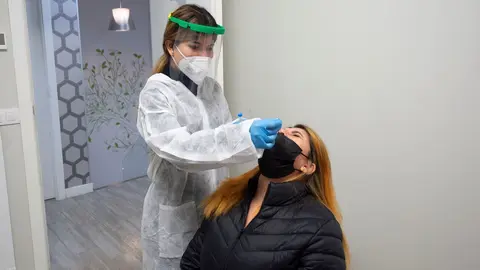 Una trabajadora sanitaria realiza un test de ant&iacute;genos 