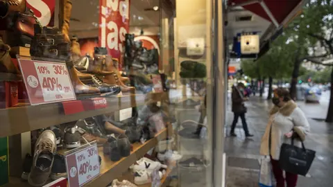 Archivo - Cartel anunciando descuentos en un zapater&iacute;a durante el comienzo de las rebajas de invierno en Sevilla