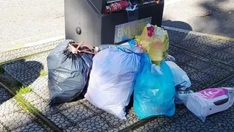 Archivo - Basura junto a los contenedores