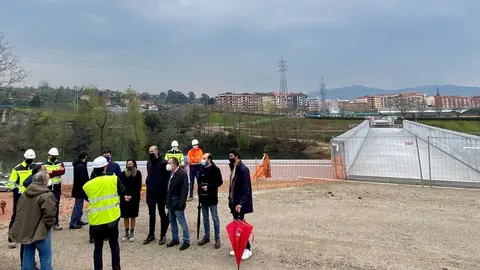 Los concejales de torrelavega visitan las obras de la pasarela sobre el Saja-Besaya