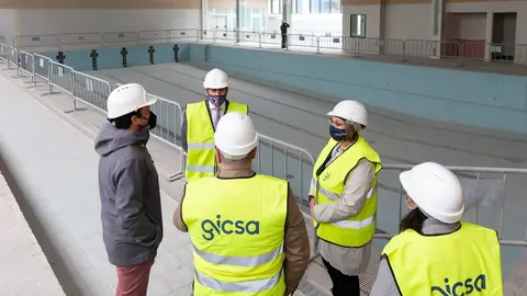El vicepresidente y consejero de Universidades, Igualdad, Cultura y Deporte, Pablo Zuloaga, visita las obras de las piscinas de Laredo