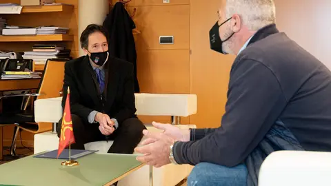 El Consejero De Obras P&uacute;blicas, Ordenaci&oacute;n Del Territorio Y Urbanismo, Jos&eacute; Luis Gochicoa, Se Re&uacute;ne Con El Alcalde De Hazas De Cesto, Jos&eacute; Mar&iacute;a Ruiz.