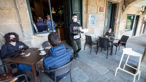 Un empleado trabaja en la terraza de su establecimiento durante el primer d&iacute;a de la reapertura del interior de los bares y restaurantes en Pontevedra, Galicia (Espa&ntilde;a), a 8 de marzo de 2021. Desde hoy la Xunta permite la apertura de las &aacute;reas sanitarias d