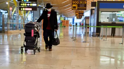 Archivo - Un hombre camina por la terminal T4 del Aeropuerto Adolfo Su&aacute;rez Madrid-Barajas 