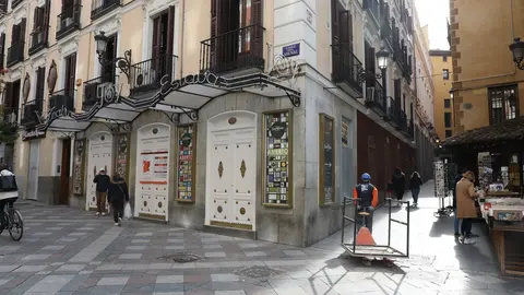 Archivo - Un hombre fotograf&iacute;a la sala Joy Eslava un d&iacute;a despu&eacute;s del anuncio de su cierre temporal, en Madrid (Espa&ntilde;a)