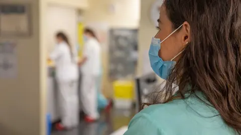 Archivo - Enfermera con mascarilla