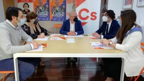 El coordinador de Cs Cantabria, F&eacute;lix &Aacute;lvarez, con concejales de su formaci&oacute;n en algunos municipios donde el partido gobierna.
