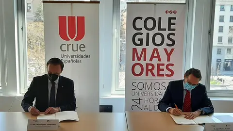 El presidente de Crue y rector de la Universidad de C&oacute;rdoba, Jos&eacute; Carlos G&oacute;mez Villamandos, y el presidente del Consejo de Colegios Mayores Universitarios de Espa&ntilde;a, Juan Mu&ntilde;oz Mart&iacute;n, en la firma del convenio