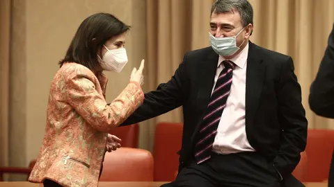 La ministra de Defensa, Margarita Robles, conversa con el portavoz parlamentario del PNV, Aitor Esteban, antes de comparecer en la Comisi&oacute;n de Defensa celebrada en el Congreso de los Diputados