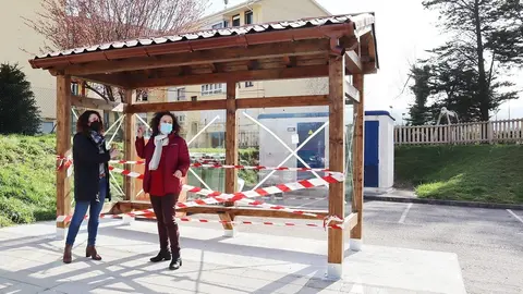Instalaci&oacute;n de una marquesina de autob&uacute;s de uso escolar en el barrio Estrada
