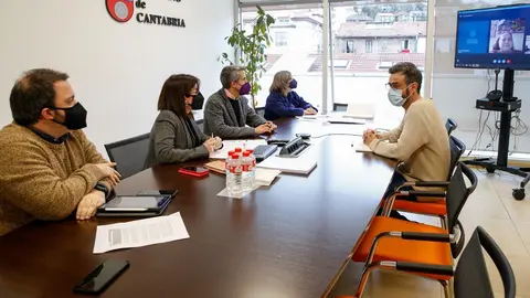El vicepresidente de Cantabria, Pablo Zuloaga, y otros miembros del Ejecutivo en la reuni&oacute;n con la presidenta de ORMUSA y con la Asamblea de Cooperaci&oacute;n por la Paz