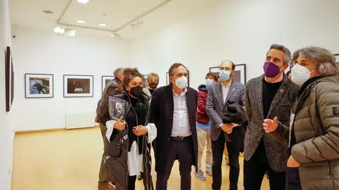 El vicepresidente regional, Pablo Zuloaga, en la inauguraci&oacute;n de la muestra 'Only Women' en el CNFoto de Torrelavega