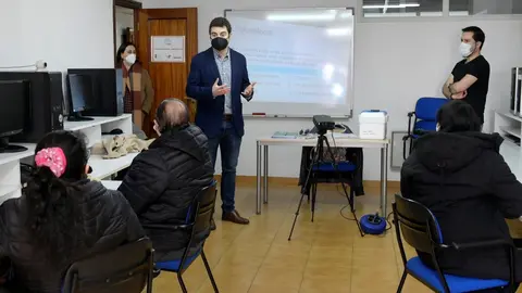 El concejal Daniel Portilla durante la visita